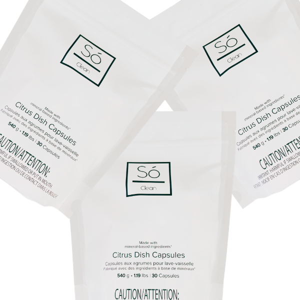 Three white pouches of Só Clean Citrus Dish Capsules arranged in a fan shape on a white background, with the brand logo and product details clearly visible.